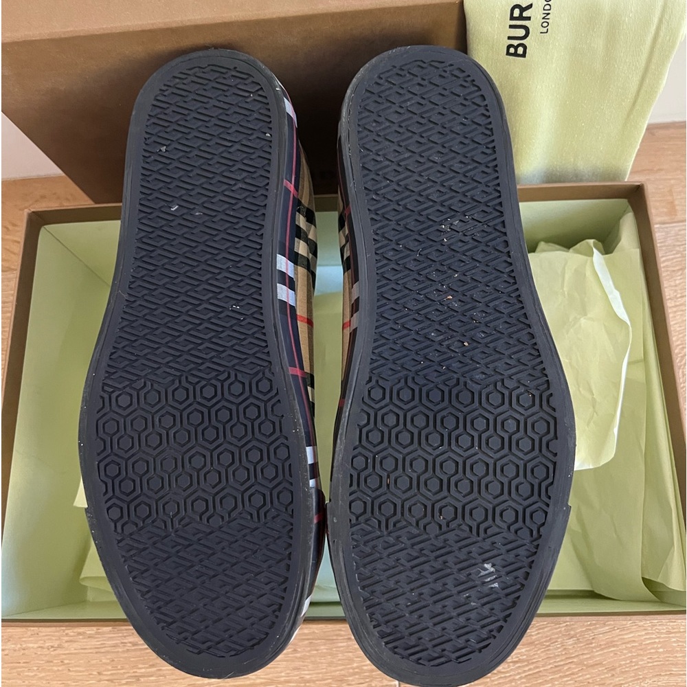 Used ones with box and shoe bag, model w/no laces and classic burberry Sizes:41 - Picture 2 of 7